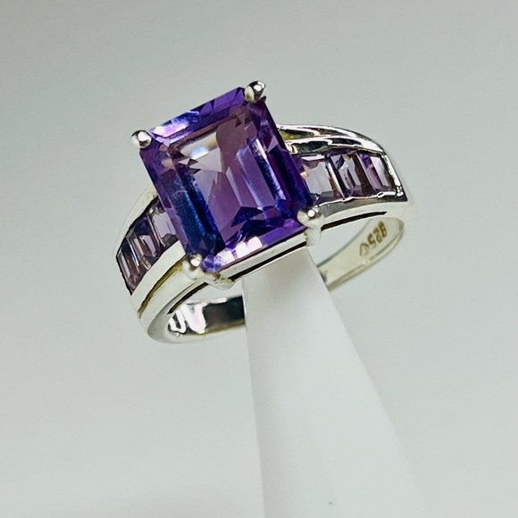 Fessenden & Co. Large Emerald cut Amethyst with amethyst baguettes on the sides - Picture 4 of 6